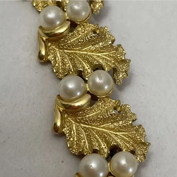 TRIFARI BRUSH GOLD LEAF & PEARL LINK BRACELET VTG - Picture 5 of 8